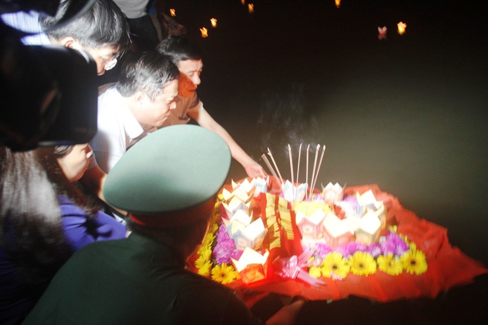 Hàng triệu ngọn nến thắp sáng sông Thạch Hãn đêm tri ân liệt sĩ - 1 Lãnh đạo tỉnh Quảng Trị thả hoa tri ân liệt sĩ
