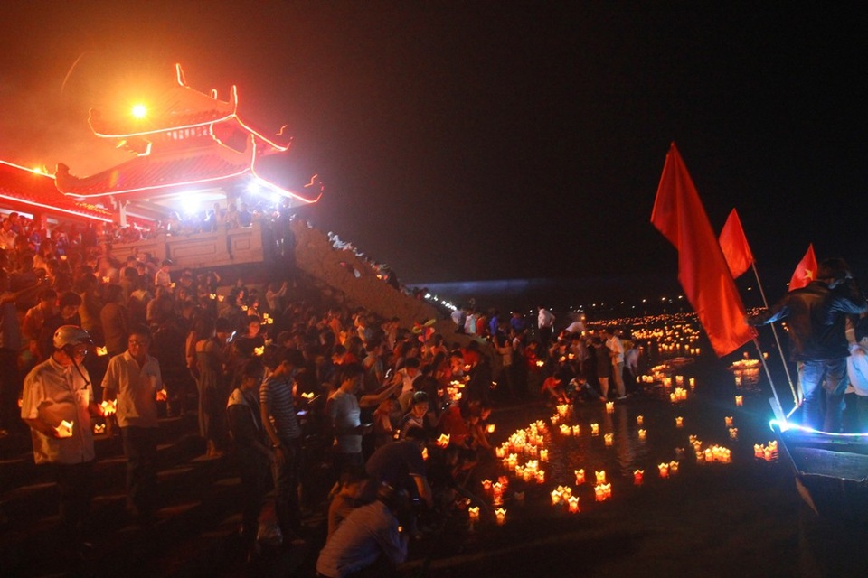 Hàng triệu ngọn nến thắp sáng sông Thạch Hãn đêm tri ân liệt sĩ - 3 Người dân đồng loạt thả hoa xuống dòng Thạch Hãn