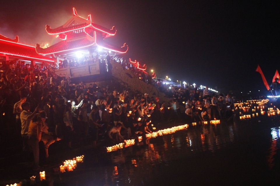 Hàng triệu ngọn nến thắp sáng sông Thạch Hãn đêm tri ân liệt sĩ - 4 Hàng ngàn người dân thắp sáng những ngọn nến tưởng nhớ các Liệt sĩ