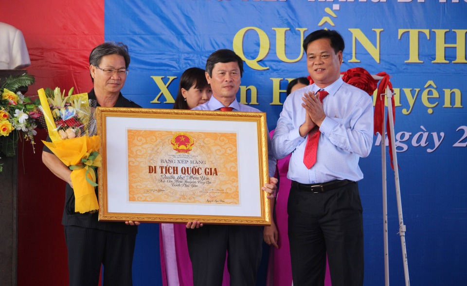 Đón nhận Bằng xếp hạng di tích danh thắng cấp quốc gia Quần thể Hòn Yến - 2 Đón nhận Bằng xếp hạng di tích danh thắng cấp quốc gia Quần thể Hòn Yến