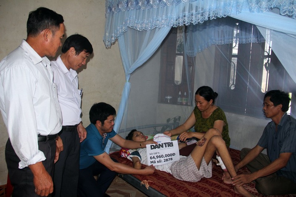Bạn đọc giúp chàng trai bị điện giật hơn 64 triệu đồng - 2 Sau khi Báo Dân trí đăng tải tình cảnh của Việt và gia đình, rất nhiều bạn đọc giàu lòng nhân ái của báo đã động viên, sẻ chia với em. Ngoài gọi điện, nhắn tin sẻ chia, nhiều tấm lòng hảo tâm đã hỗ trợ Việt qua Quỹ Nhân ái của báo Dân trí (tuần 1 tháng 4) tổng số tiền 64,960,000 đồng. Số tiền này đã được PV Dân trí tại Bắc Miền Trung chuyển tận tay bố mẹ Việt vào chiều 27/4. Tiếp nhận số tiền trên bố mẹ Việt hết sức xúc động, bày tỏ lời cảm ơn sâu sắc tới các nhà hảo tâm và báo Dân trí (xem video).