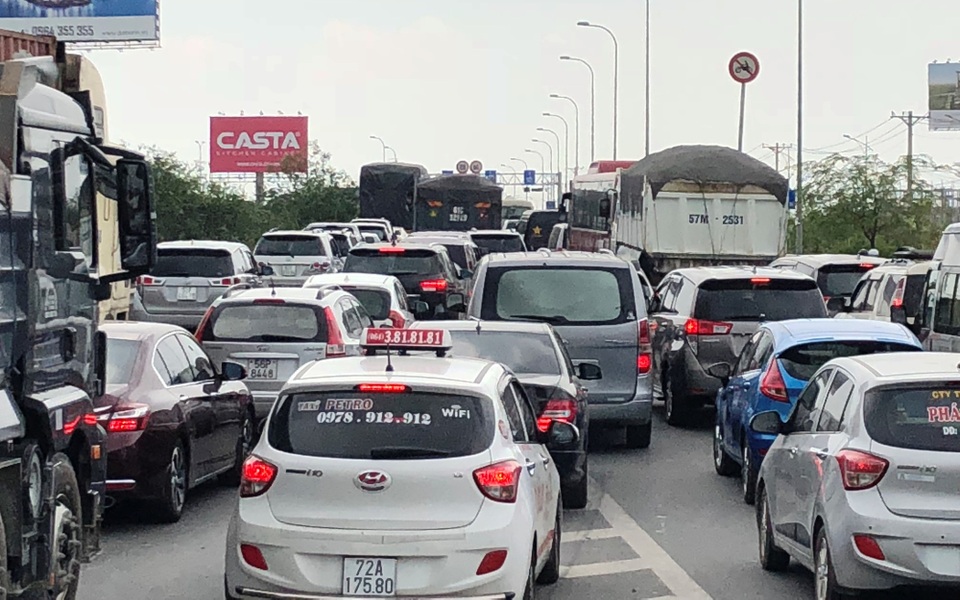 Xe cộ nêm cứng ngay đường dẫn lên cao tốc ở quận 2, TPHCM.