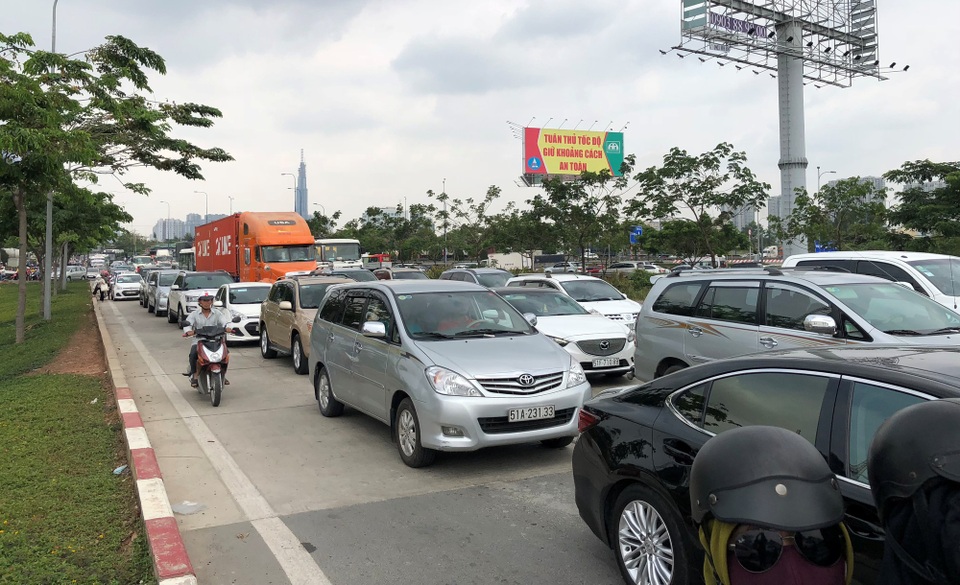 9 xe tông nhau liên hoàn, giao thông cửa ngõ Sài Gòn kẹt cứng - 3