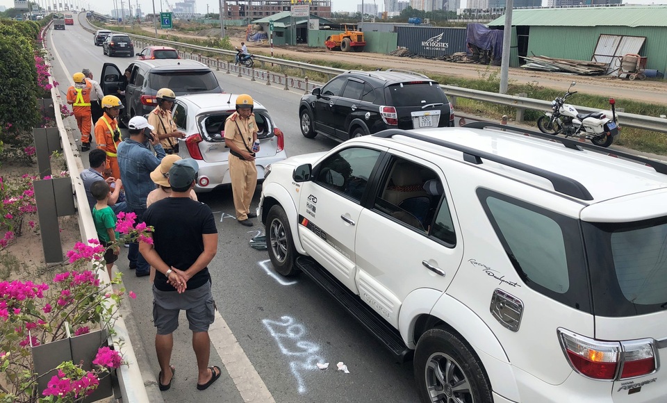 Lực lượng CSGT Cát Lái tiến hành giải tỏa 1 trong 2 vụ tai nạn liên hoàn trên cao tốc HLD sáng 29/4.