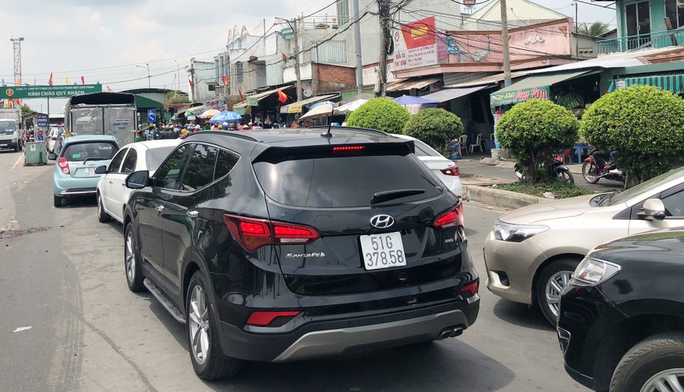 Nhiều phương tiện chuyển hướng về bến phà Cát Lái để đi các tỉnh...