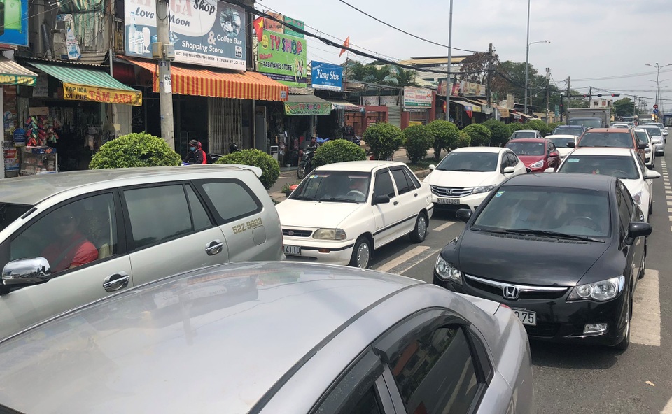 Tình trạng ùn tắc trên đường Nguyễn Thị Định, ngay đường vào phà Cát Lái.