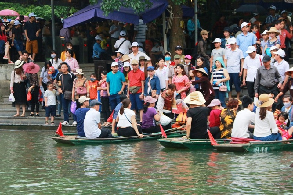 Người dân chen chân xuống thuyền tham dự lễ hội Tràng An và tham quan danh thắng Tràng An - Di sản văn hóa và thiên nhiên thế giới có 1 không 2 của Việt Nam.