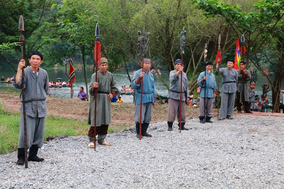 Tham dự lễ hội Tràng An năm nay có 1050 diễn viên chuyên và không chuyên. Ngoài tham dự các nghi lễ, những diễn viên này còn tham gia vào nhiều hoạt cảnh khác nhau tái hiện tập trận thủy chiến cờ lau thời Đinh Bộ Lĩnh.