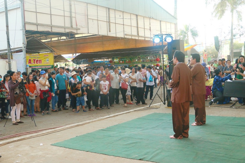 Hàng ngàn người dân chen nhau ở lễ hội bánh dân gian Nam bộ - 11 Các nghệ nhân biểu diễn đờn ca tài tử tại Con đường bánh dân gian