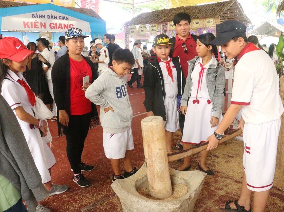 Hàng ngàn người dân chen nhau ở lễ hội bánh dân gian Nam bộ - 6 Các em học sinh cùng trải nghiệm làm bánh