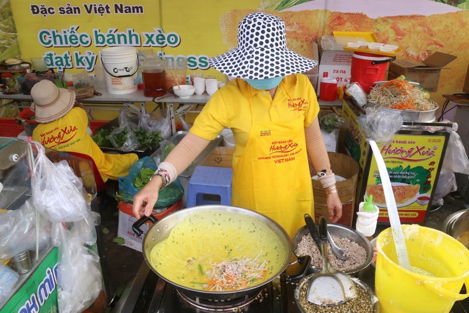 Hàng ngàn người dân chen nhau ở lễ hội bánh dân gian Nam bộ - 7 Nghệ nhân làm bánh xèo