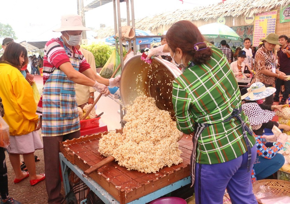 Hàng ngàn người dân chen nhau ở lễ hội bánh dân gian Nam bộ - 3 Làm bánh cốm