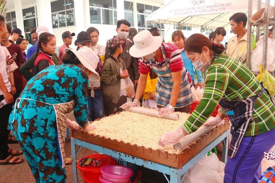 Hàng ngàn người dân chen nhau ở lễ hội bánh dân gian Nam bộ - 4 Nhiều du khách đợi bánh xong để thưởng thức