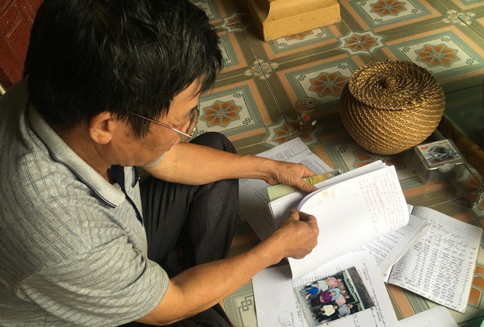 Gặp lại chiến sĩ duy nhất còn sống của Trung đội anh hùng Mai Quốc Ca - 2
Ông Thành lưu giữ nhiều tư liệu về các đồng đội của mình