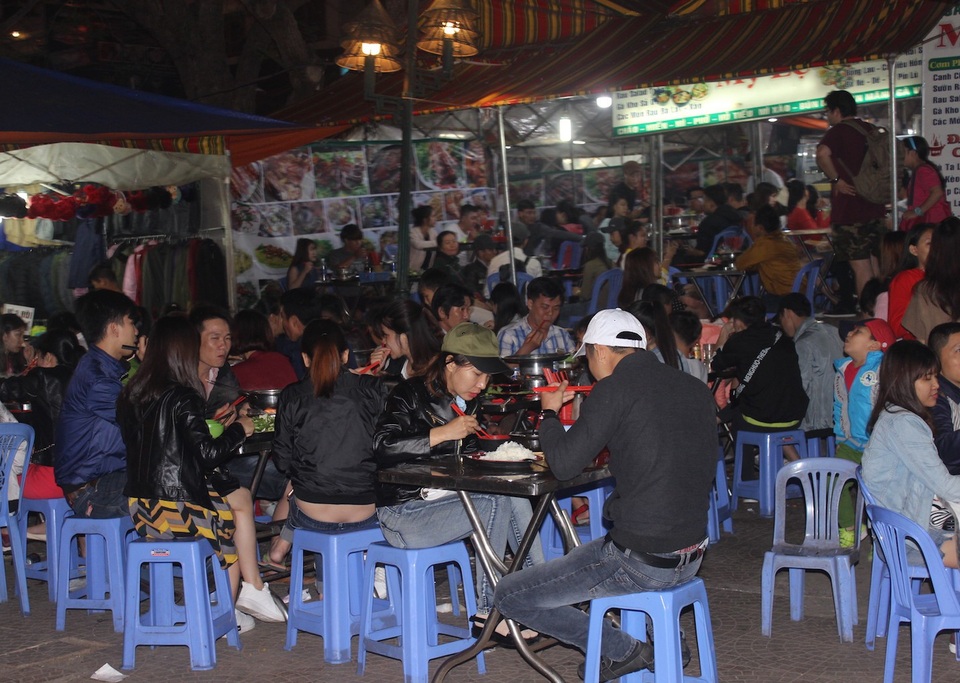 Những hàng ăn luôn đông đúc