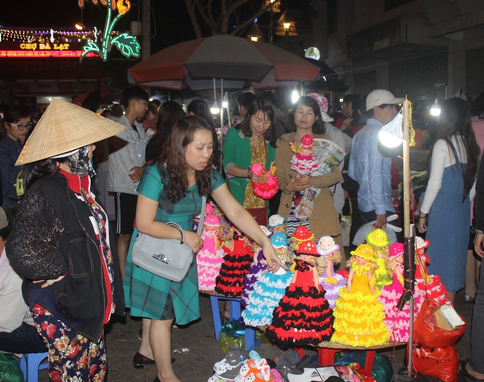 Du khách chen chân kẹt cứng tại khu chợ đêm Đà Lạt - 5