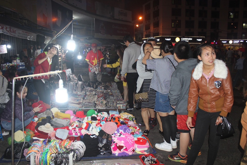 Du khách chen chân kẹt cứng tại khu chợ đêm Đà Lạt - 4