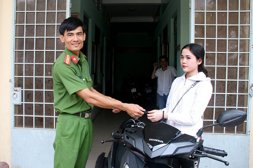Táo tợn dùng dao cướp xe máy để thỏa cơn nghiện game - 2
Sau khi hoàn thành hồ sơ, Công an thành phố Long Xuyên tiến hành trao trả chiếc xe máy lại cho bị hại.