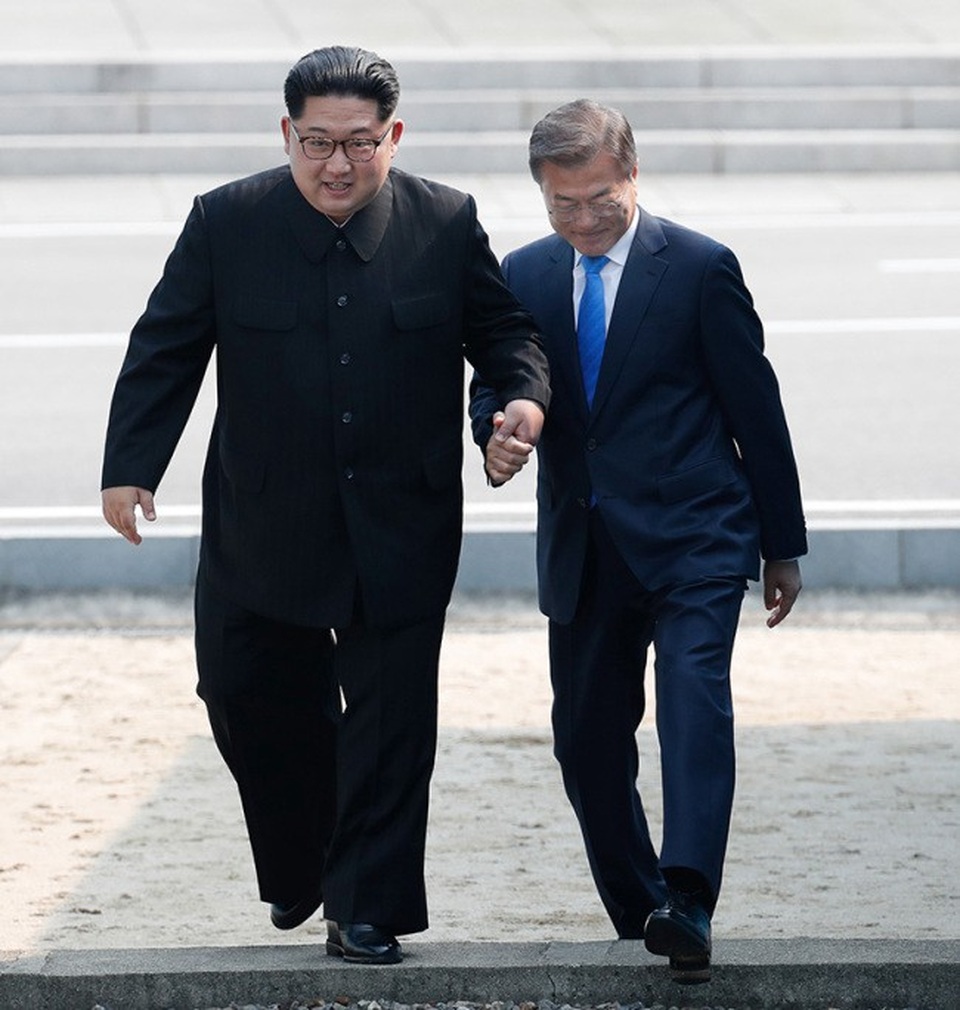 Những tình huống “ngoài kịch bản” trong hội nghị liên Triều - 1
Nhà lãnh đạo Triều Tiên Kim Jong-un (trái) và Tổng thống Hàn Quốc Moon Jae-in nắm tay nhau khoảng 10 giây khi bước qua Đường ranh giới quân sự. (Ảnh: Korea Heral)