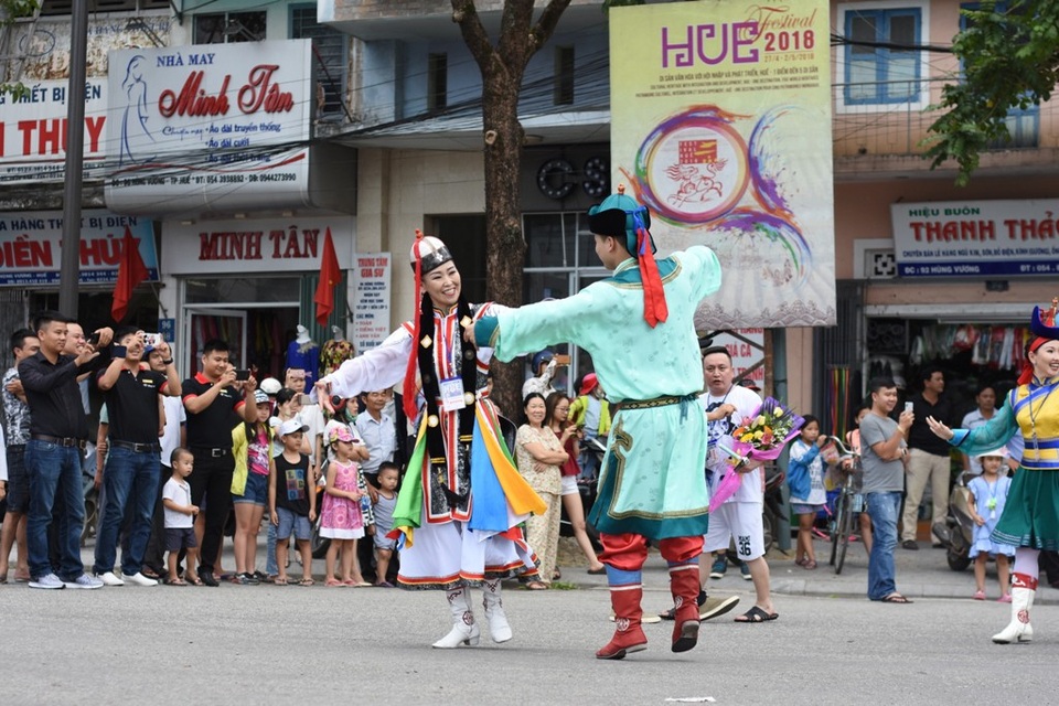 Nghệ sĩ Mông Cổ nhảy múa trên đường