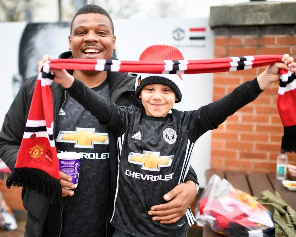 MU 2-1 Arsenal: Nỗi buồn từ phút bù giờ - 12
Cổ động viên nhí của MU khoe tấm khăn lưu niệm trước cửa sân Old Trafford