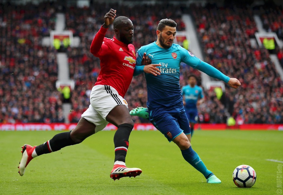MU 2-1 Arsenal: Nỗi buồn từ phút bù giờ - 2
Lukaku (trái) dính chán thương và phải rời sân ngay đầu hiệp hai