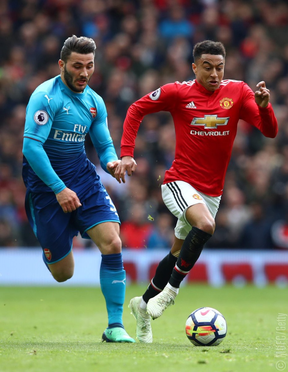 MU 2-1 Arsenal: Nỗi buồn từ phút bù giờ - 3
Kolasinac (trái) đuổi theo Lingard