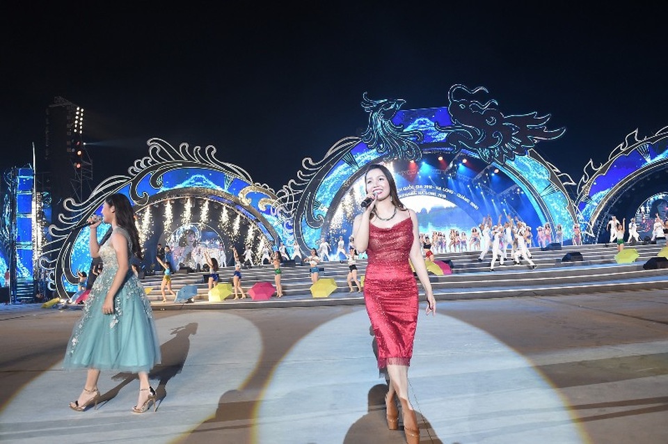 Càng về khuya, sân khấu carnaval dường như đã không còn khoảng cách, khi các đoàn diễu hành 12 xe hoa tiến vào quảng trường, các nghệ sĩ tiến về phía khán giả.