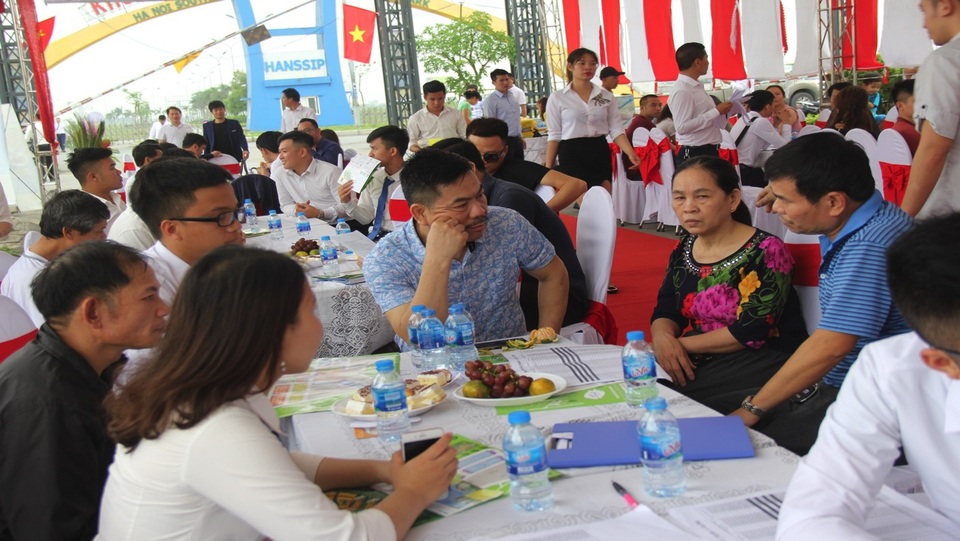 Khu đô thị HANSSIP - Điểm khởi phát đô thị vệ tinh Phú Xuyên - 3 Các nhà đầu tư, khách hàng tại lễ ra mắt Khu Đô thị Thương mại Dịch vụ HANSSIP do Công ty N&G Corp cùng Công ty CP Đầu tư và Phát triển dịch vụ BĐS Năm Châu (Năm Châu Group) phối hợp tổ chức cuối tháng 04 năm 2018 vừa qua.