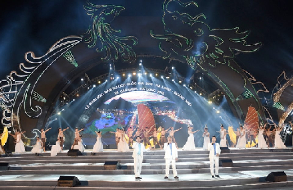Trên đại cảnh sân khấu mô phỏng biểu tượng Vịnh Hạ Long với những hòn đảo nhấp nhô, nơi từng cặp rồng - phượng quấn quýt, hiệu ứng công nghệ video 3D mapping khiến không gian như mở ra vô tận, đưa khán giả trải nghiệm hành trình du lịch Việt từ Bắc chí Nam.