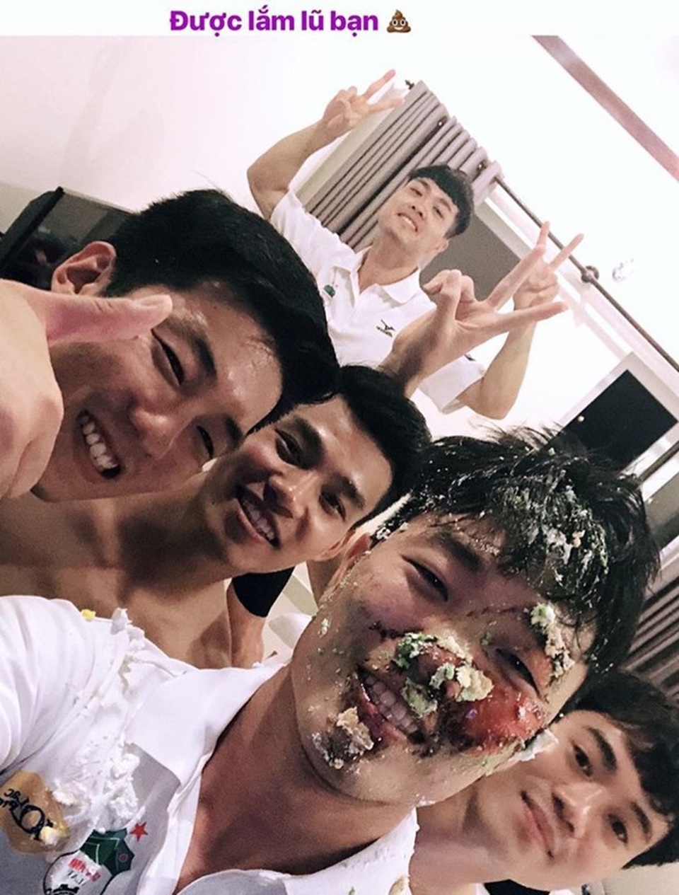 Đồng đội chơi khăm trong ngày Xuân Trường đón sinh nhật tuổi 23 - 1
Đồng đội chúc mừng sinh nhật Xuân Trường theo cách rất đặc biệt