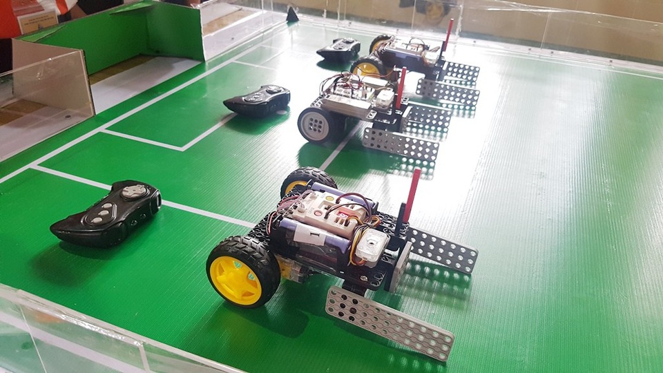 Hào hứng cuộc thi Robot cho học sinh Thừa Thiên Huế - 3 Các Robot và máy điều khiển