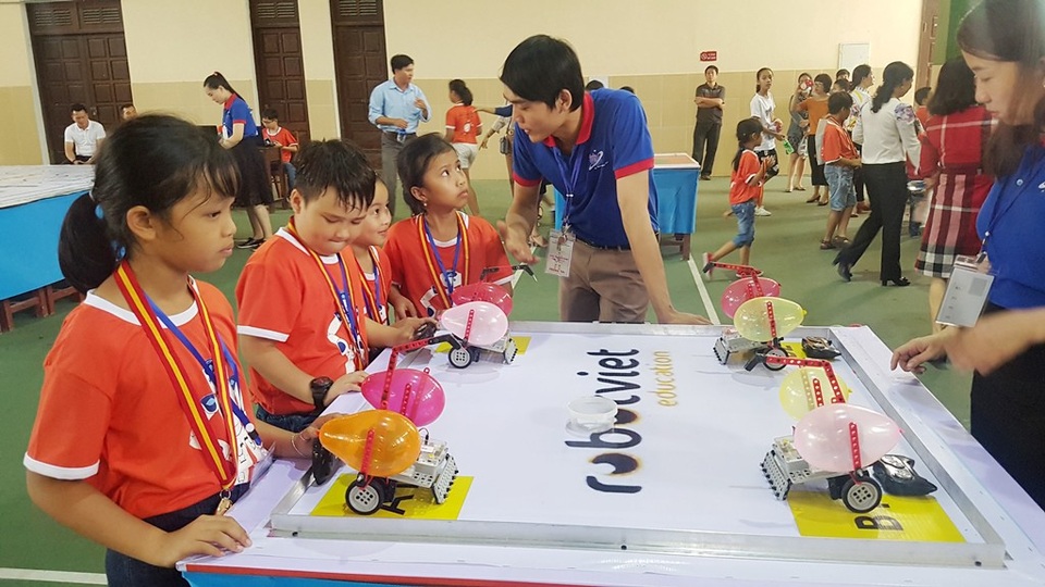 Hào hứng cuộc thi Robot cho học sinh Thừa Thiên Huế - 4 Trọng tài phổ biến luật thi cho học sinh