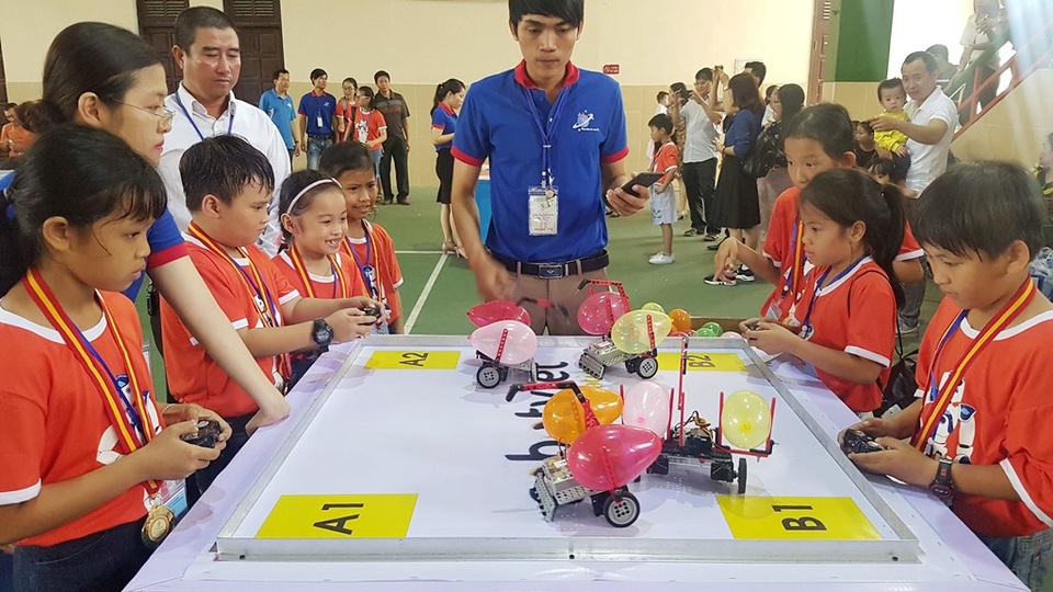 Hào hứng cuộc thi Robot cho học sinh Thừa Thiên Huế - 7 2 đội thi hào hứng với phần thi Robot bò cạp chích bóng