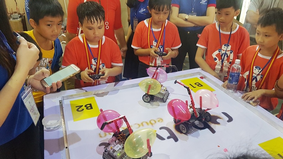 Hào hứng cuộc thi Robot cho học sinh Thừa Thiên Huế - 8 Các em vận dụng các kỹ năng để điều khiển robot