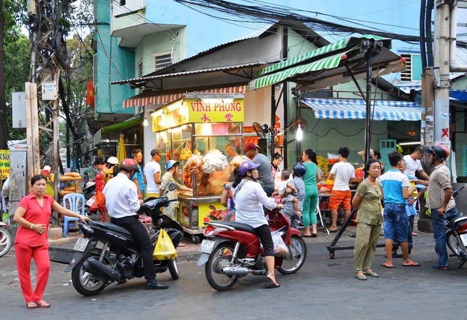 "Phố vịt quay" hốt bạc nhờ nghỉ lễ kéo dài - 1 Người dân TPHCM “đổ xô” đến các cửa hàng để mua vịt quay, heo quay về ăn lễ.