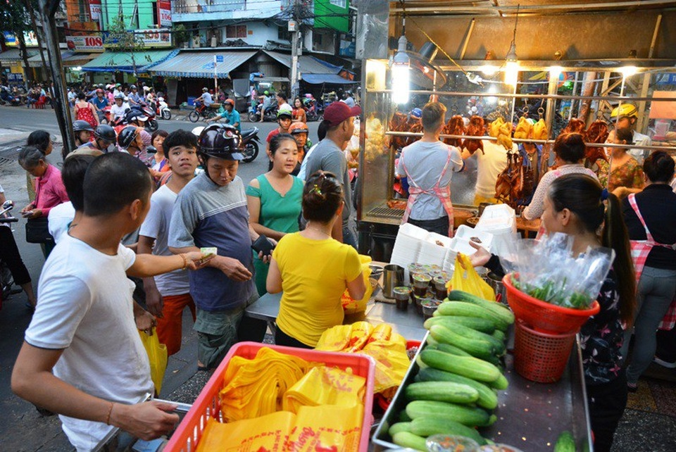 "Phố vịt quay" hốt bạc nhờ nghỉ lễ kéo dài - 2 Một cửa hàng vịt quay trên đường Bùi Hữu Nghĩa (quận 5) luôn tấp nập khách đến mua hàng.