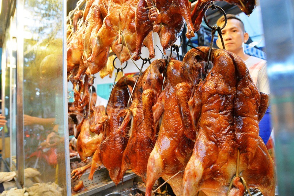 "Phố vịt quay" hốt bạc nhờ nghỉ lễ kéo dài - 3 Vịt quay loại lớn có giá từ 300.000 – 320.000 đồng/con.