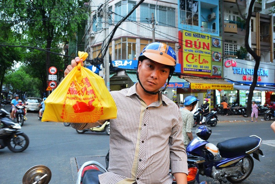 "Phố vịt quay" hốt bạc nhờ nghỉ lễ kéo dài - 4 Anh Hòa (ngụ quận 5) mua vịt về ăn lễ cùng gia đình.