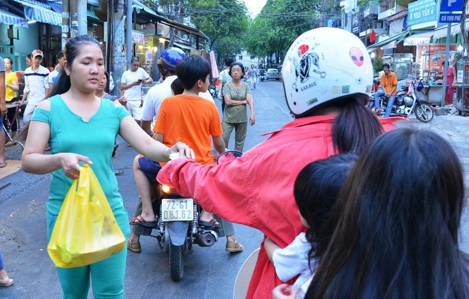 "Phố vịt quay" hốt bạc nhờ nghỉ lễ kéo dài - 5 Dịp lễ 30/4, hứa hẹn là một dịp “bội thu” với những người kinh doanh vịt quay, heo quay tại TPHCM.