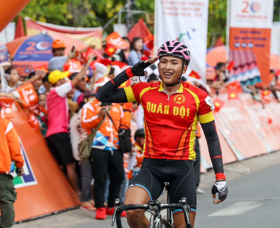 Nguyễn Thành Tâm tiến gần đến áo vàng chung cuộc giải xe đạp xuyên Việt 2018 - 1 Nguyễn Huỳnh Phú Lộc cán đích đầu tiên tại Vĩnh Long