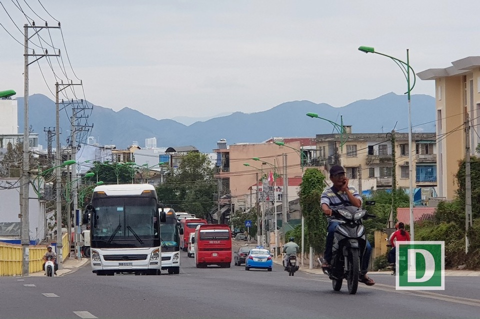 Nha Trang: Bãi xe quá tải vì khách Trung Quốc tăng mạnh, khách Nga phục hồi - 3 Trên đường Trần Phú, con đường đẹp nhất Nha Trang xe khách chở khách Trung Quốc nối đuôi hàng dài