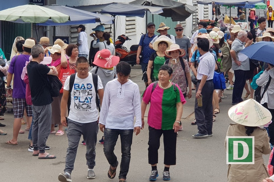 Nha Trang: Bãi xe quá tải vì khách Trung Quốc tăng mạnh, khách Nga phục hồi - 4 Trong các đoàn khách Trung Quốc đến Nha Trang cũng có rất nhiều người già, có tuổi