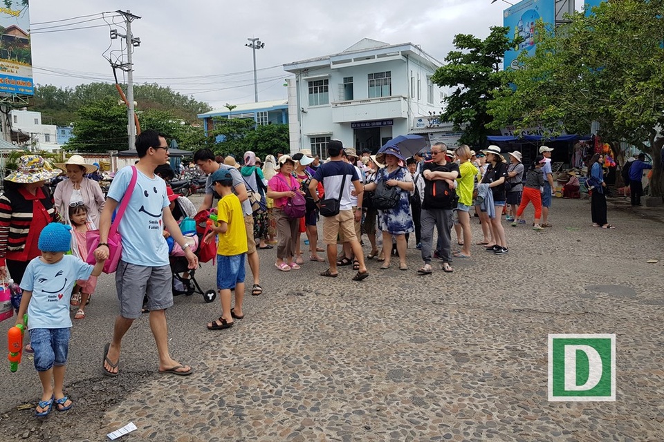 Nha Trang: Bãi xe quá tải vì khách Trung Quốc tăng mạnh, khách Nga phục hồi - 5 Nha Trang: Bãi xe quá tải vì khách Trung Quốc tăng mạnh, khách Nga phục hồi - 5