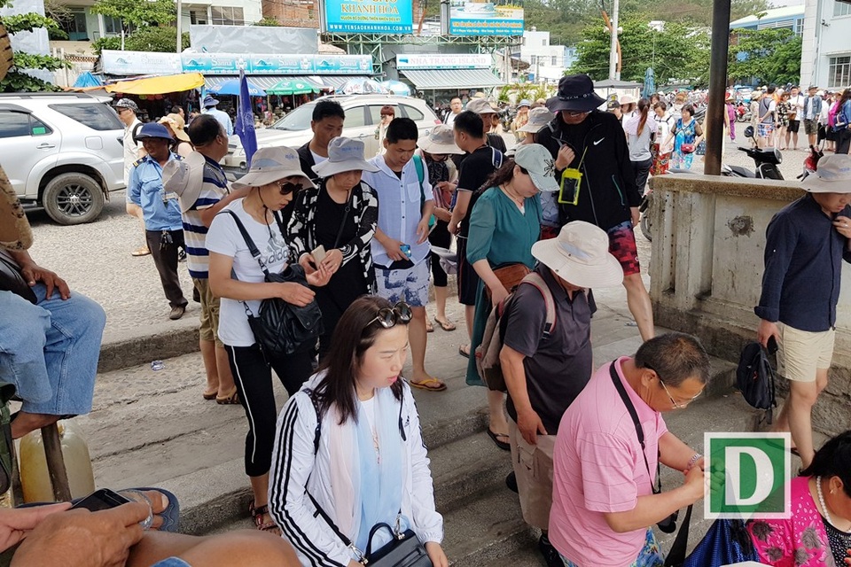 Nha Trang: Bãi xe quá tải vì khách Trung Quốc tăng mạnh, khách Nga phục hồi - 6 Du khách Trung Quốc tại bến tàu du lịch Cầu Đá