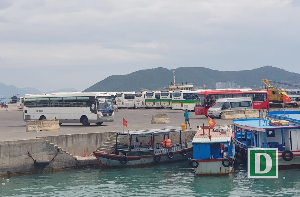 Nha Trang: Bãi xe quá tải vì khách Trung Quốc tăng mạnh, khách Nga phục hồi - 7 Cảng Nha Trang chia lửa khi khách Trung Quốc đến bến tàu du lịch Cầu Đá tăng đột biến khiến bãi xe quá tải