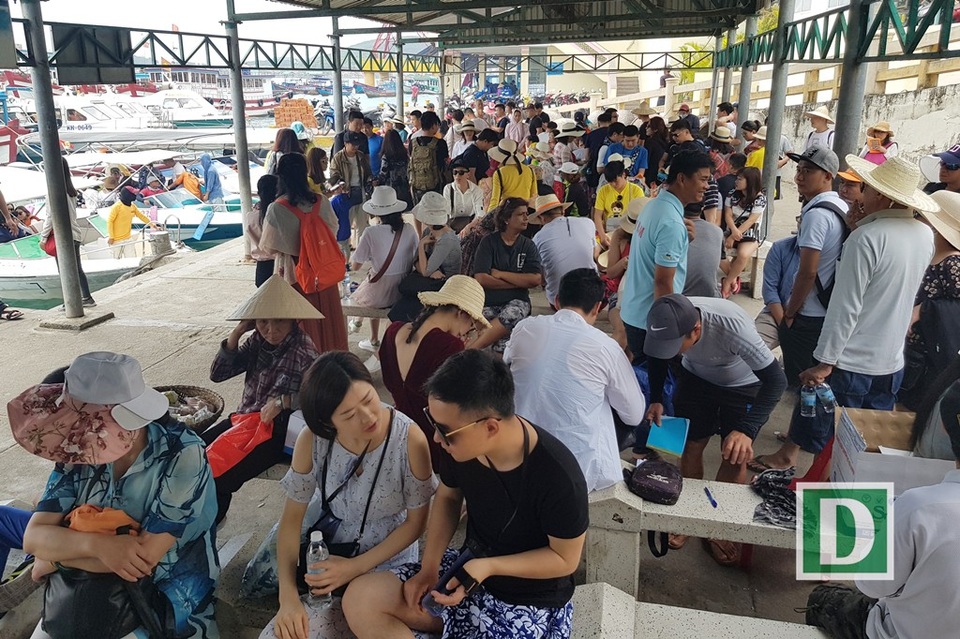 Nha Trang: Bãi xe quá tải vì khách Trung Quốc tăng mạnh, khách Nga phục hồi - 8 Du khách Trung Quốc đợi tàu du lịch tại nhà hành khách