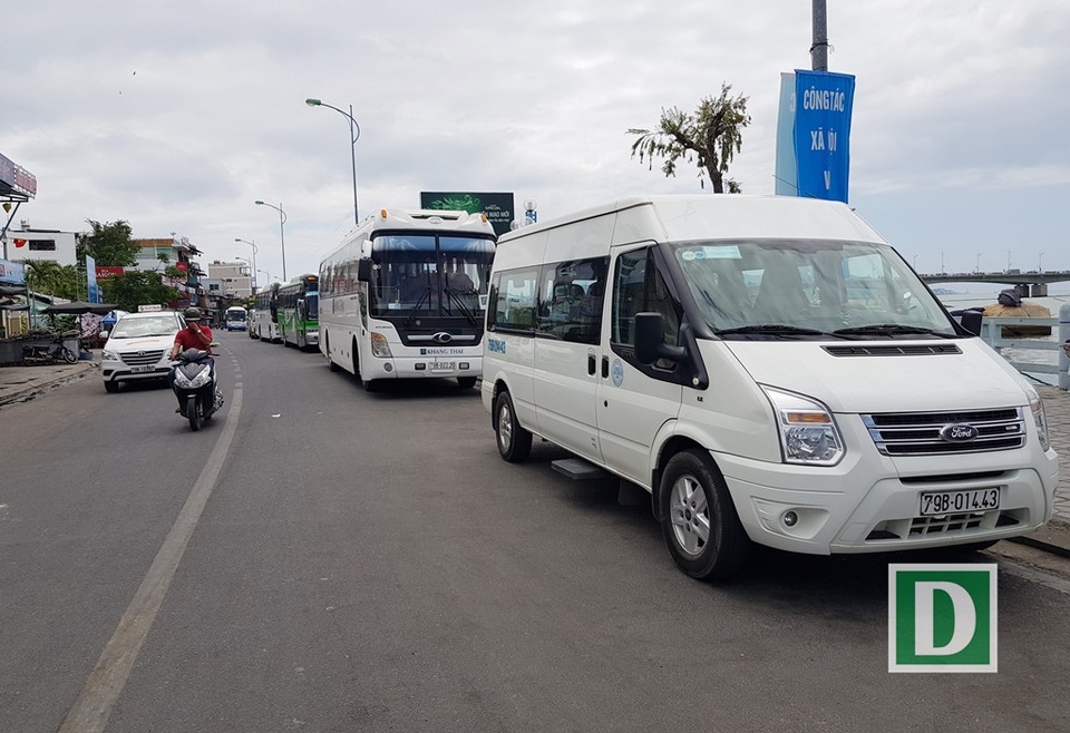 Nha Trang: Bãi xe quá tải vì khách Trung Quốc tăng mạnh, khách Nga phục hồi - 9 Xe khách đậu tràn ra đường vì không có chỗ đậu đỗ tại tháp bà Ponagar Nha Trang