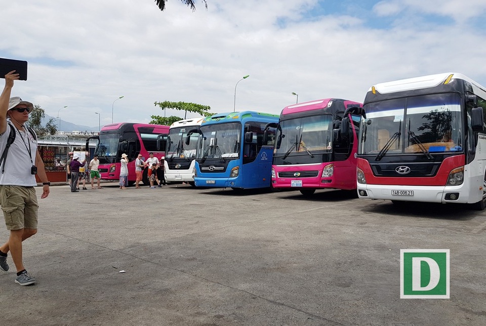 Nha Trang: Bãi xe quá tải vì khách Trung Quốc tăng mạnh, khách Nga phục hồi - 11 Bãi xe trước tháp bà Ponagar Nha Trang luôn trong tình trạng quá tải, xe khách xoay trở rất khó khăn