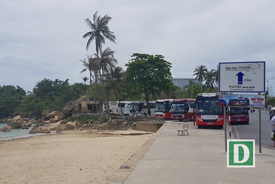Nha Trang: Bãi xe quá tải vì khách Trung Quốc tăng mạnh, khách Nga phục hồi - 12 Tại danh thắng Hòn Chồng Nha Trang cũng chưa có bãi đậu xe du lịch đúng nghĩa